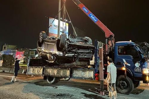 Ô tô 7 chỗ tông dải phân cách rồi lật ngửa trên xa lộ Hà Nội