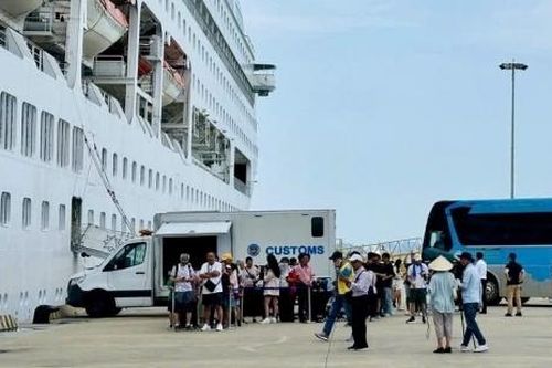Hải quan thông quan 4 tàu khách quốc tế, hơn 7.500 du khách 'xông đất' Hạ Long