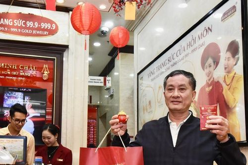 Người dân Thủ đô 'đội mưa' xếp hàng từ 3h sáng chờ mua vàng ngày vía Thần Tài