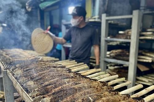 Phố cá lóc nướng đông nghịt trong ngày vía Thần Tài