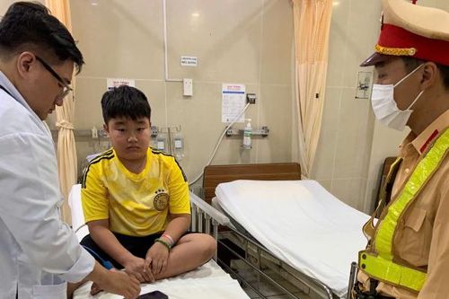 CSGT dùng xe đặc chủng mở đường đưa bé trai đến bệnh viện cấp cứu