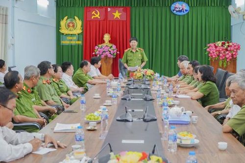 Thiếu tướng Vũ Hùng Vương làm việc với một số Chi hội Cựu Công an nhân dân tại tỉnh Vĩnh Long