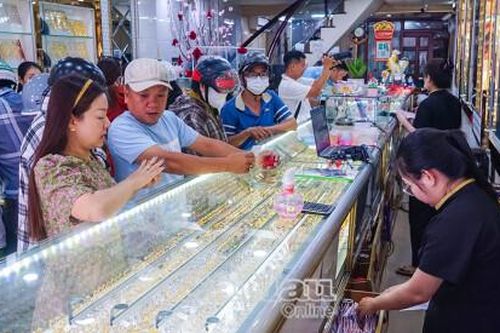 Nhộn nhịp mua vàng cầu lộc đầu năm