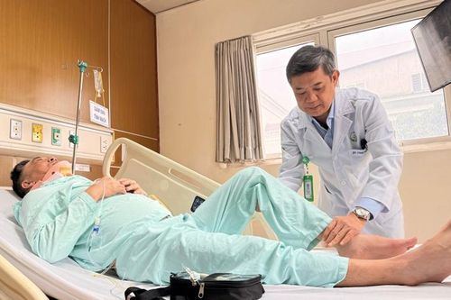 Từ Anh về Việt Nam mổ ống sống cổ