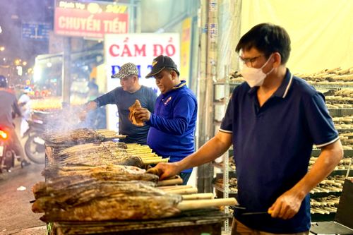 Phố cá lóc nướng TP.HCM dè dặt vào mùa Thần Tài