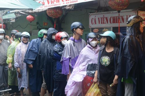 Đội mưa, xếp hàng dài mua heo quay, vịt quay ngày vía Thần Tài