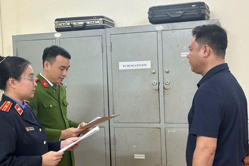 Khởi tố tài xế 'khóa đuôi' ô tô, thách thức 'đỗ đến mai' ở Hà Tĩnh