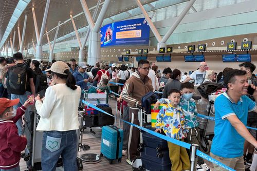 Sân bay Tân Sơn Nhất đón gần 1,4 triệu lượt khách dịp Tết Bính Ngọ