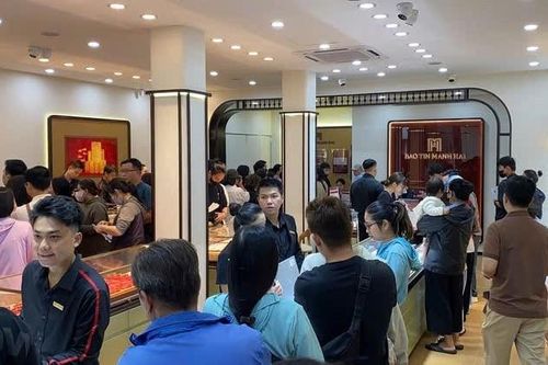 Người trẻ nhận 'lộc' Thần Tài theo cách thực tế hơn