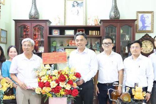 Lãnh đạo TP Hồ Chí Minh thăm, tôn vinh các 'cây đại thụ' ngành Y tế