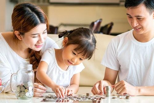Xôn xao vụ bé trai kiên quyết không nộp tiền lì xì: Cha mẹ có quyền 'tịch thu' hay chỉ là người giữ hộ?