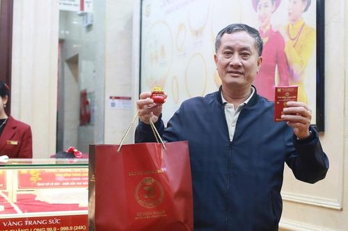 Cụ ông 70 tuổi ở Hà Nội và thói quen hơn 20 năm xếp hàng từ đêm, chờ mua vàng ngày vía Thần Tài