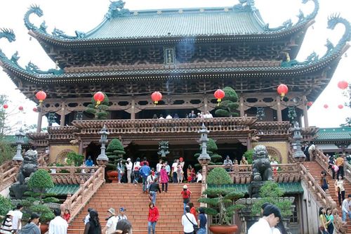 Đi chùa có nên mang lễ lộc về không?