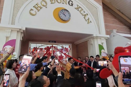 Bắt đầu kinh doanh trở lại trong ngày vía Thần Tài, tiểu thương mong mỏi một năm mới mua may, bán đắt
