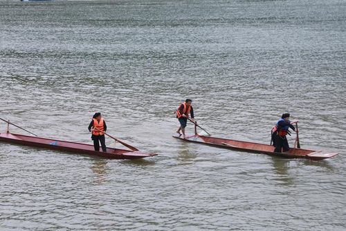 Mãn nhãn màn đua thuyền 'độc mộc' trên hồ Ba Bể