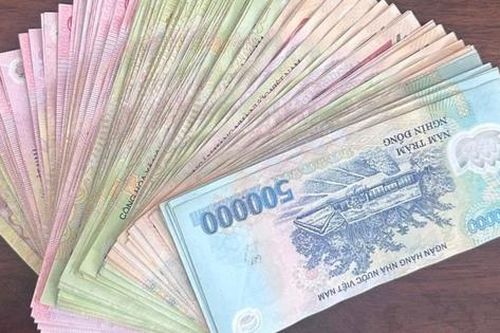 Nhặt được 16 triệu đồng giữa đêm, nhóm bạn trẻ làm điều khiến CSGT bất ngờ