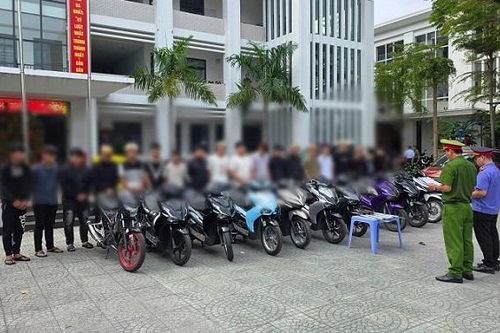 Khởi tố nhóm thanh thiếu niên mang dao tự chế chém người