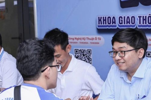 Nhiều trường đại học tại TP.HCM đồng loạt chuyển sang xét tuyển tổng hợp