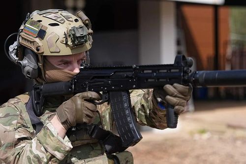Quân đội Nga nhận lô súng trường nhỏ gọn AK-12K đầu tiên trong năm 2026