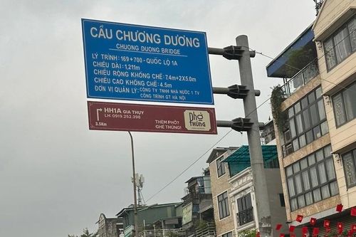 'Mượn hơi' biển báo giao thông để quảng cáo quán phở