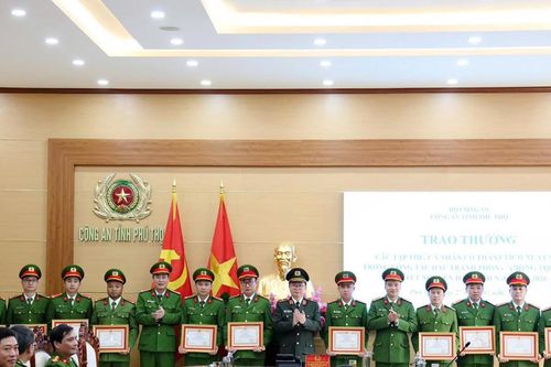 Phú Thọ: Khen thưởng đột xuất tập thể, cá nhân đạt thành tích xuất sắc trong đấu tranh, phá án vụ giết người