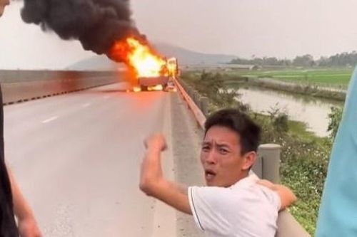 Tài xế khóc gục khi 11 xe máy chở thuê bốc cháy trên cao tốc