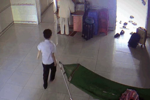 Rời nhà sau Tết, chị gái bật khóc khi em trai ôm chầm từ phía sau