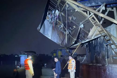 Hà Nội: bắt giữ 2 phương tiện thủy khai thác cát trộm trên sông Cầu