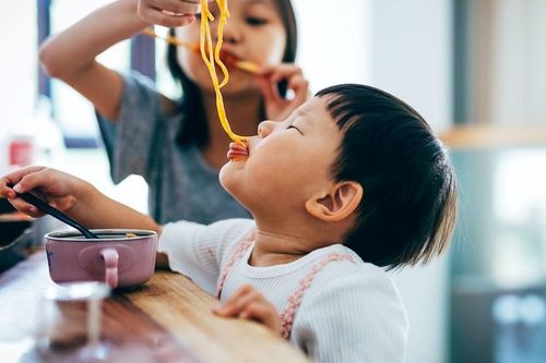 4 sai lầm chí mạng trên bàn ăn khiến đứa trẻ lớn lên chỉ biết sống hưởng thụ