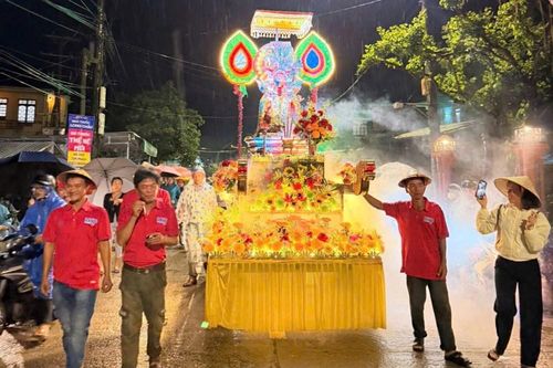 Độc đáo lễ rước Cộ Bà Chợ Được