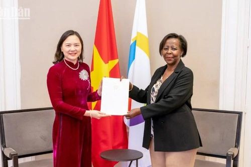 Đại sứ Nguyễn Thị Vân Anh trình Thư Ủy nhiệm lên Tổng Thư ký Pháp ngữ