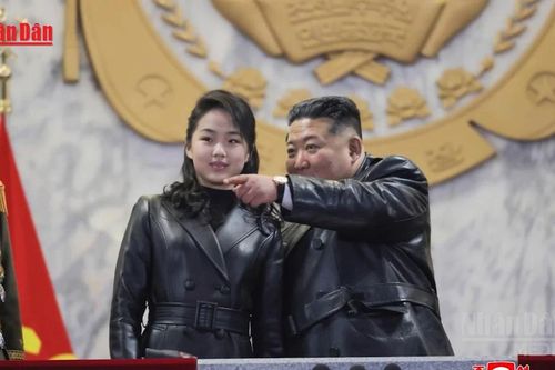 Cha con nhà lãnh đạo Triều Tiên Kim Jong Un gây chú ý với áo khoác da