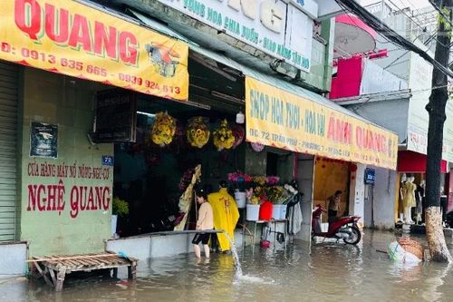 Mưa lớn trái mùa gây ngập sâu nhiều tuyến đường và nhà dân tại Cà Mau