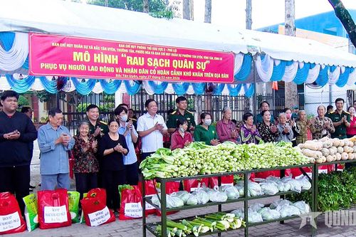 Bộ đội trao tặng nhân dân gần 6 tấn nông sản
