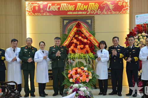 Thượng tướng Nguyễn Văn Hiền chúc mừng Viện Y học Hải quân nhân Ngày Thầy thuốc Việt Nam