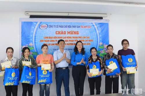 Cần Thơ trao món quà tinh thần đầu năm mới tặng công nhân