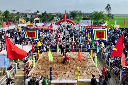 Trống hội vang rền, sới vật làng Sình ở Huế 'nóng' rực ngày xuân