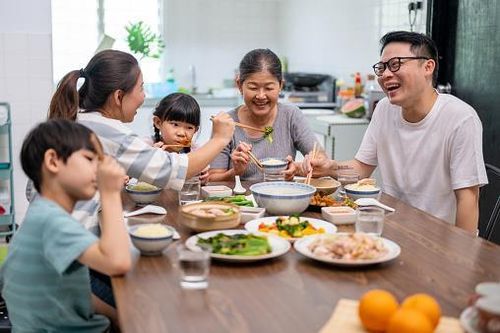Bữa cơm gia đình ấm áp yêu thương
