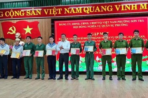 Trao quà động viên tân binh và quân nhân xuất ngũ