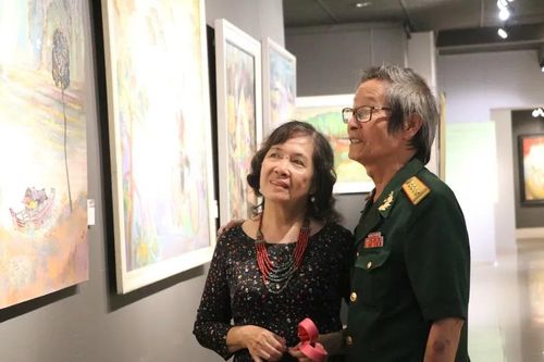 Triển lãm 'Hai đường thẳng song song - Một điểm đến'