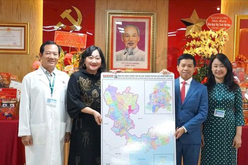 Báo SGGP thăm, chúc mừng các bác sĩ, cơ sở y tế