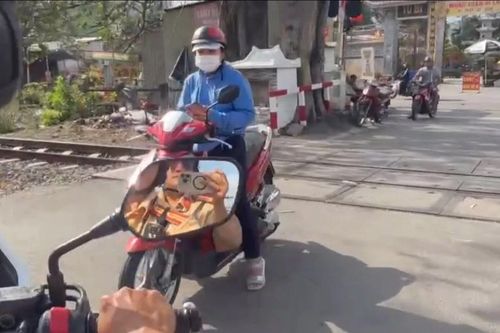 CSGT xử nghiêm vi phạm đường sắt, kể cả… người đi bộ