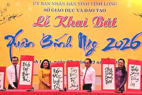 Hàng nghìn giáo viên, học sinh Vĩnh Long khai bút Xuân Bính Ngọ