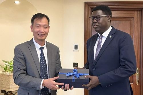 Đại sứ Nguyễn Nam Dương làm việc với Bộ trưởng Ngoại giao và Hợp tác quốc tế Nam Sudan
