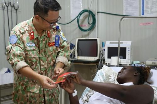 Bác sĩ mũ nồi xanh Việt Nam thắp sáng niềm tin ở Nam Sudan