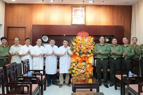 Công an TP Huế thăm, chúc mừng các cơ sở y tế nhân Ngày Thầy thuốc Việt Nam 27/2