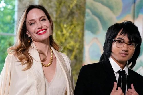 Con trai cả bỏ họ Brad Pitt