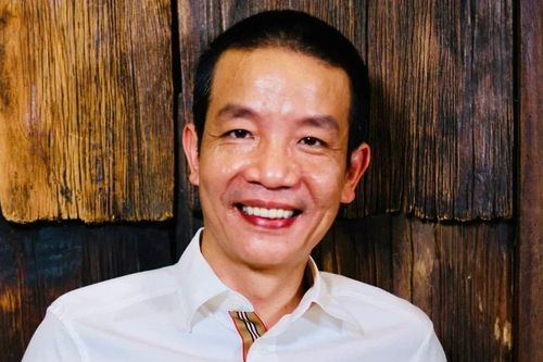 Nhạc sĩ Nguyễn Vĩnh Tiến trở thành y sĩ ở tuổi 52
