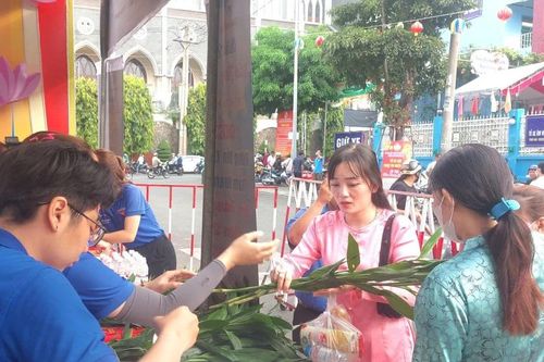 Độc đáo 'Lễ hội miễn phí', hơn 100.000 người tới cầu lộc, cầu tài