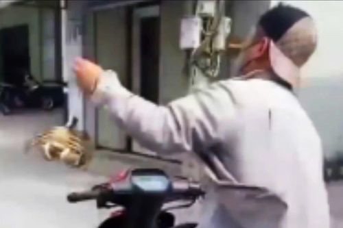 Công an làm việc với thanh niên lái xe 1 tay, xách cua múa may giữa đường